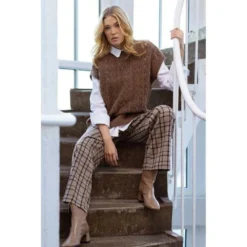 Close To My Heart Ginny Vest Brown - Elegant Dameoverdel i Strikk -Dame-strikkegensere Salg unnamed file 1229