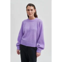 Second Female Lyselilla Brookline Knit O-Neck Genser i Lilla - Elegant og Komfortabel Overdel for Damer