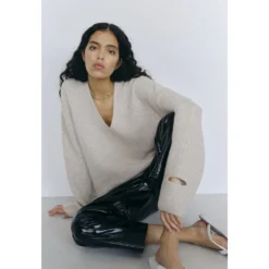 Birgitte Herskind Frodo Knit V-Neck Genser & Cardigan Beige - Elegant Strikkejakke for Damer -Dame-strikkegensere Salg unnamed file 2622