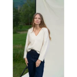 Arnie Says V-hals strikkejakke i hvit - Elegant og behagelig damegenser