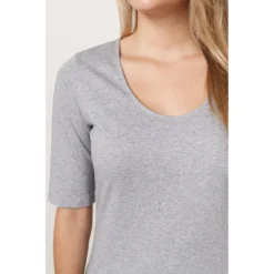 Filippa K Rundhalset strikkejakke i grått - Elegant og tidløs kvalitet