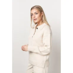 Closed Rundhalset Strikkegenser i Beige - Elegant og Komfortabel Damegenser -Dame-strikkegensere Salg unnamed file 4084