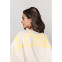 Closed Rundhalset Strikkegenser i Beige - Elegant og Komfortabel Dameoverdel -Dame-strikkegensere Salg unnamed file 5501