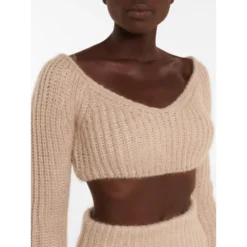 Fendi Crop Knit Sweater i Nude Beige - Elegant strikkejakke for damer -Dame-strikkegensere Salg unnamed file 730